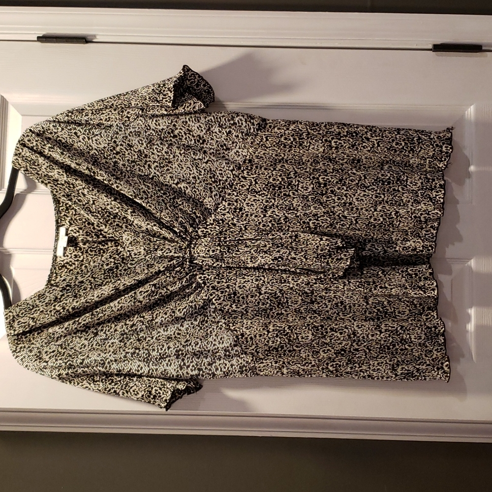 Dressbarn size 20 women's short sleeve v neck black/white printed crinkle blouse